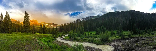 West Cimarron Fiume con coxcomb redcliff e montagne fortezza — Foto Stock