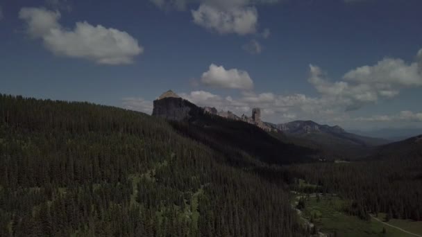 West Gabelung Cimarron Fluss Führt Kaminfelsen Und Gerichtsgebäude Bergantenne — Stockvideo