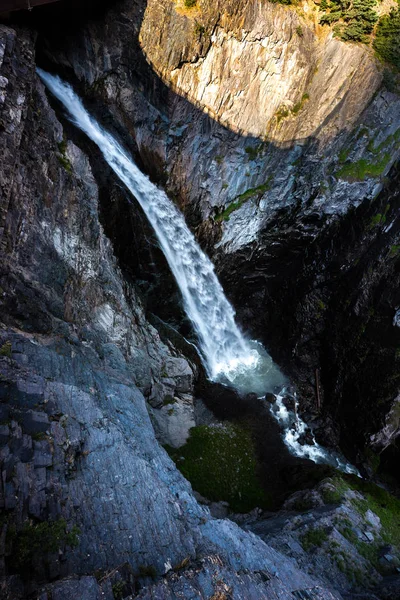 Mira las cataratas de Bear Creek desde la autopista B del millón de dólares —  Fotos de Stock