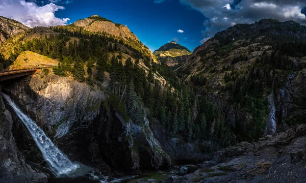 Ведмідь Creek Falls з Mt Абрам у фоновому режимі Колорадо пейзаж — стокове фото