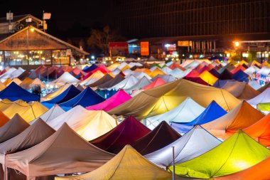 Ratchada 'daki çeşitli tren gece pazarının gece görüşü. Taylan