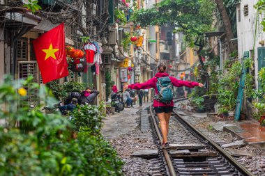 Hanoi, Vietnam 'da demiryolunda yürüyen bir kadın.