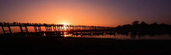 Silueta de personas en el puente U Bein al atardecer en Amarapura. Ma. — Foto de Stock