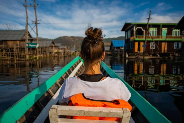 Mujer joven disfrutando de un paseo en barco en el hermoso lago Inle, Birmania — Foto de Stock