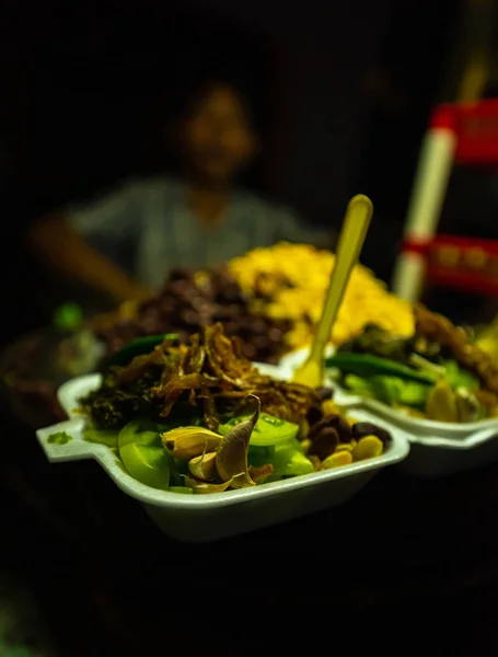 Tradiční Burmes jídlo na nočním trhu. Yangon, Myanmar — Stock fotografie