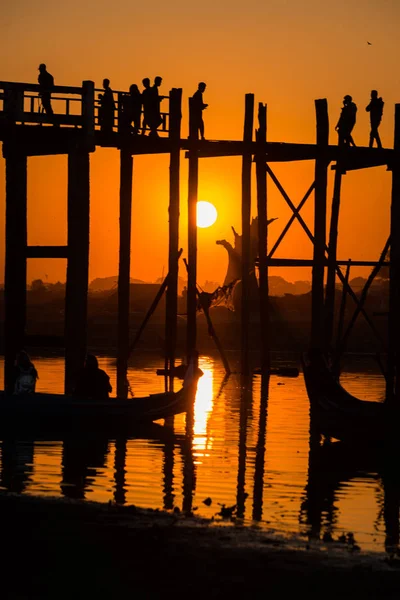 アマラプラの日没時にU Bein橋の人々のシルエット。馬 — ストック写真