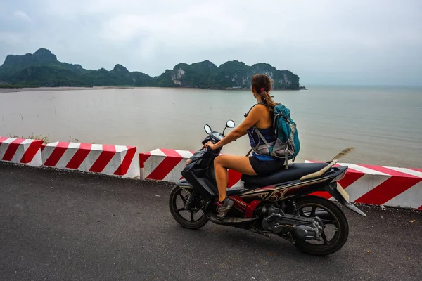 Explorando Vietnam Cat Ba Island Girl Backpacker en un baño de vespa — Foto de Stock