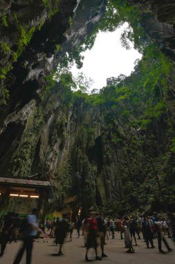 Kuala Lumpur, Malezya. 01 Mayıs 2018: Batu Mağarası Hindu Tapınağı 'nı ziyaret eden turistler ve yerliler.
