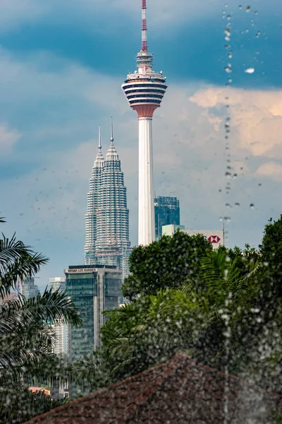 マレーシアのクアラルンプール 2018年4月28日 タマン オーキッド植物園からの眺めメナラ Klタワーとペトロナス ツインタワー — ストック写真
