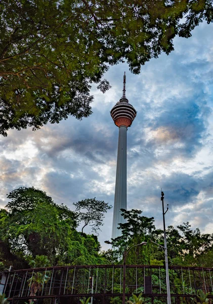 Kuala Lumpur Malasia Abril 2018 Menara Tower Atardecer Desde Abajo — Foto de Stock