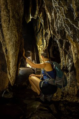 Trung Trung Mağarası Kedi Ba Vietnam Kız Turist güzel S 'ye hayran