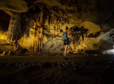 Trung Trung Mağarası Kedi Ba Vietnam Kız Turist güzel S 'ye hayran
