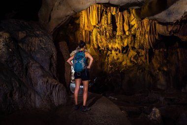 Trung Trung Mağarası Kedi Ba Vietnam Kız Turist güzel S 'ye hayran