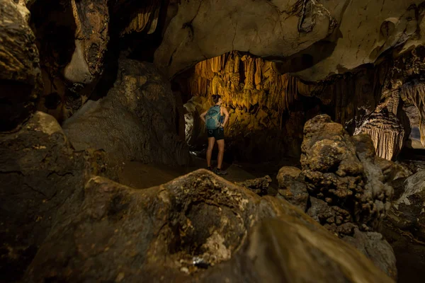 Trung Trung Cave Cat Ba Vietnam Girl Tourist admires beautiful S — Stock Photo, Image