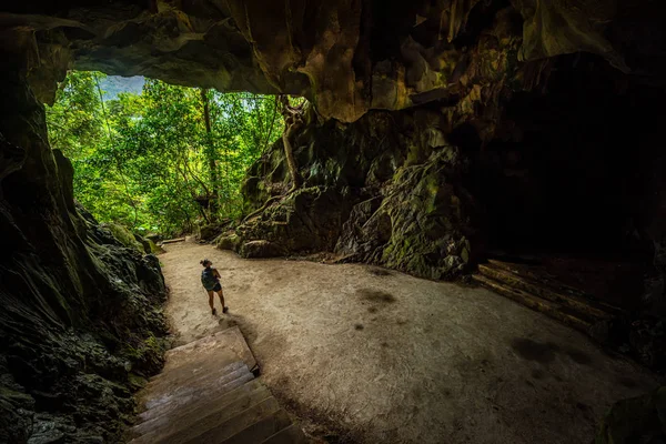 Trung Trung Cave Cat Ba Vietnam Girl Tourist admires beautiful S — Stock Photo, Image