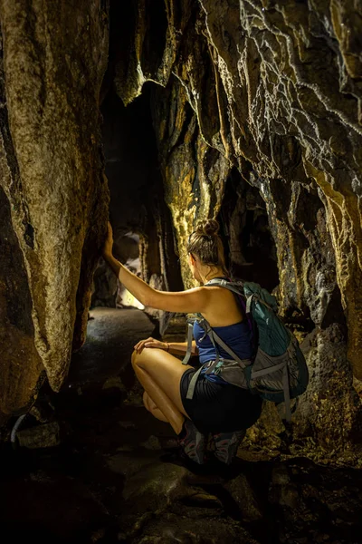 Trung Trung jeskyně kočka Ba Vietnam dívka turista obdivuje krásné S — Stock fotografie