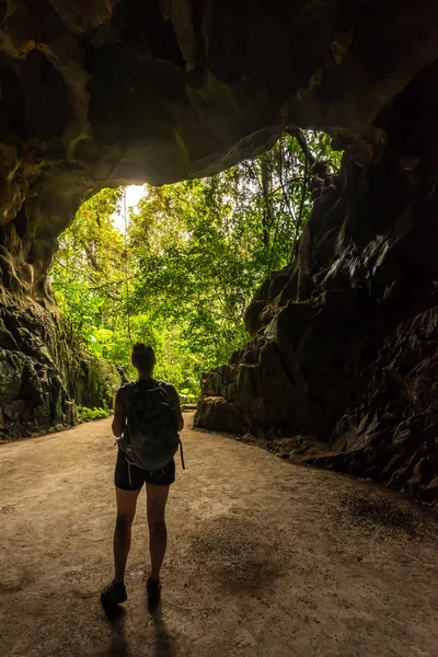 Trung Trung Cueva Gato Ba Vietnam Chica Turista de pie en el ent — Foto de Stock