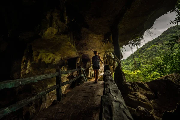 Trung Trung Cueva Gato Ba Vietnam Chica Turista de pie en el ent — Foto de Stock