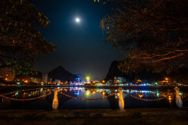 Luna llena sobre Cat Ba Vietnam City por la noche — Foto de Stock