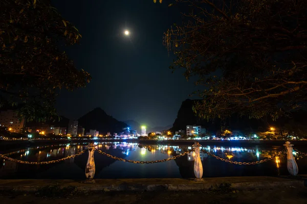 Luna llena sobre Cat Ba Vietnam City por la noche — Foto de Stock