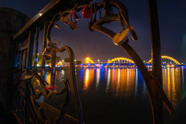 Ponte do dragão Da Nang emoldurado por cadeados bloqueados no perto pela ponte do amor — Fotografia de Stock