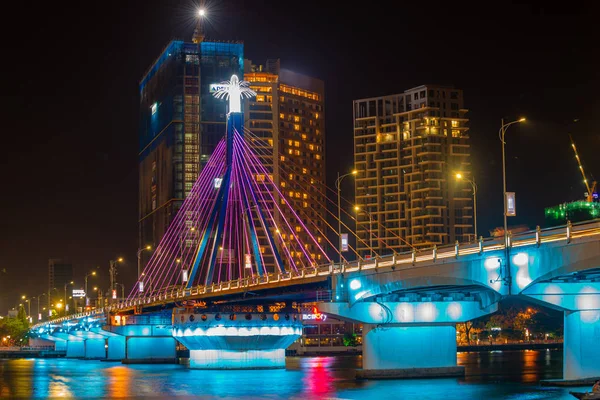 Pont tournant de la rivière Han la nuit à Da Nang, Vietnam — Photo