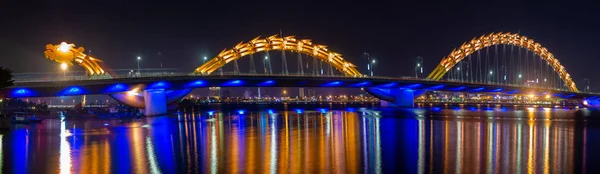 Dragon Bridge Cau Rong iluminado à noite, Da Nang Vietnã. Vista panorâmica — Fotografia de Stock