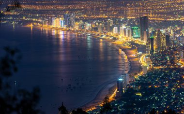 Gece Da Nang şehrinin panoramik manzarası, Vietnam