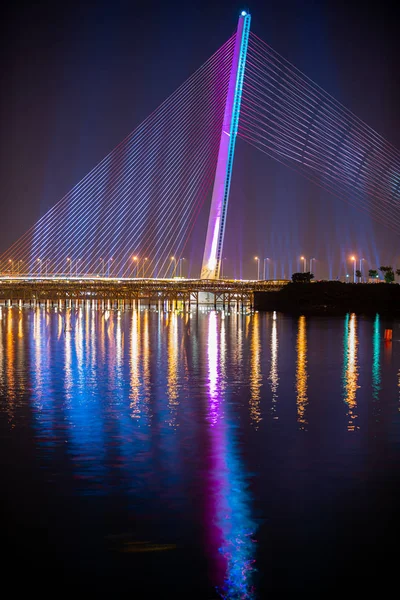 Ночной вид на мост Тран Тхи Ли в Дананге, Вьетнам — стоковое фото