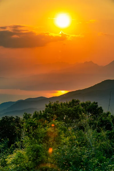 Ηλιοβασίλεμα στον κόλπο Ντα Νανγκ και τους λόφους Μπα Να, Ντα Νανγκ Βιετνάμ — Φωτογραφία Αρχείου