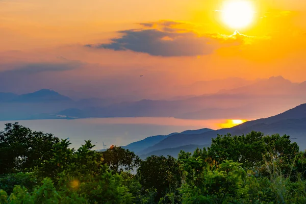 Sunset over The Da Nang Bay and Ba Na Hills, Da Nang Vietnam — Stockfoto