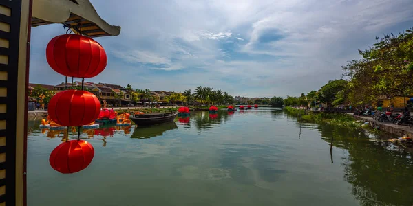 Decoraciones de linternas rojas junto al río Thu Bon Hoi An, Vietnam — Foto de Stock