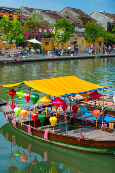 Ciudad antigua Hoi An a lo largo del río Thu Bon con la decoración de la — Foto de Stock