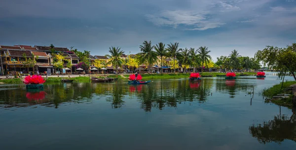 Hoi An Old Quarter, Piękne dekoracje na rzece Czw Bon V — Zdjęcie stockowe