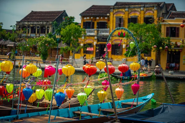 Antigua ciudad de Hoi An a lo largo del río Thu Bon, Vietnam — Foto de Stock
