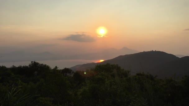 Da Nang Körfezi ve Ba Na Tepeleri üzerinde gün batımı, Da Nang Vietnam — Stok video