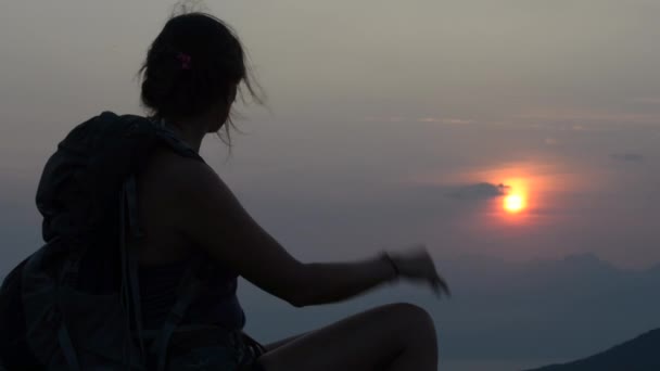 Wanita muda mengagumi matahari terbenam yang indah atas Teluk Da Nang dan pegunungan Ba Na dari sudut pandang, Vietnam — Stok Video