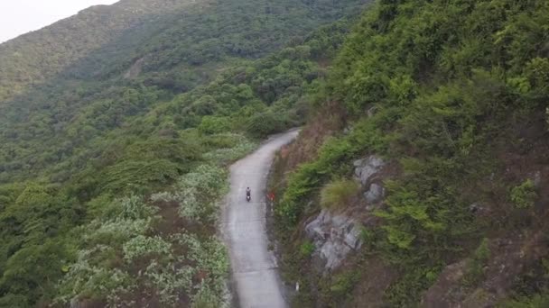 Turismo en Vietnam montar en moto en Da Nang. Imágenes aéreas — Vídeos de Stock