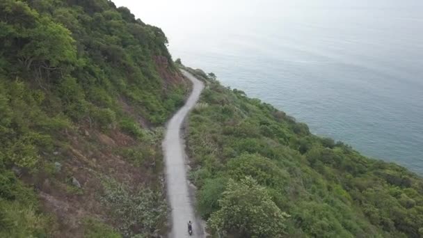 Turist i Vietnam ridning motorcykel i Da Nang. Flygbilder — Stockvideo