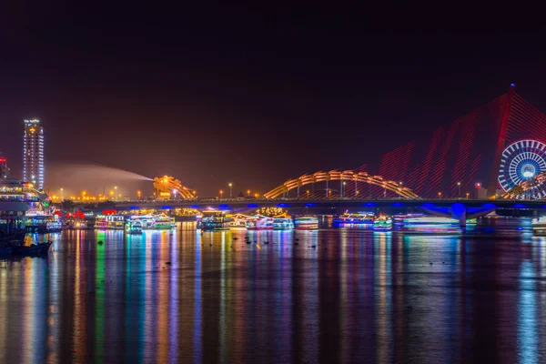 Dragon Bridge (Cau Rong) illuminé la nuit, Da Nang Vietnam — Photo