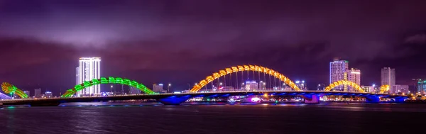 Pont Dragon (Cau Rong) illuminé la nuit, Da Nang Vietnam P — Photo