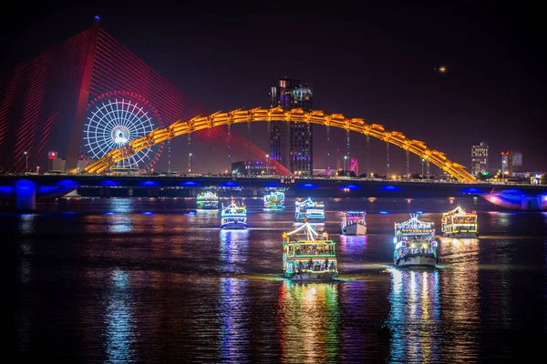 Occupé Da Nang City la nuit Dragon Bridge (Cau Rong ) — Photo