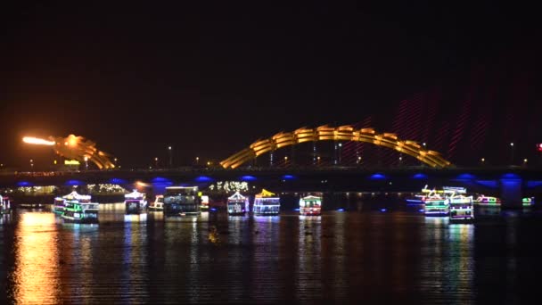 Feuerspeiender Drache, Cau Rong Brücke in der Nacht, da nang vietnam — Stockvideo