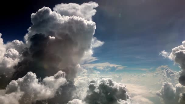 Por encima de las nubes de la ventana del avión — Vídeo de stock