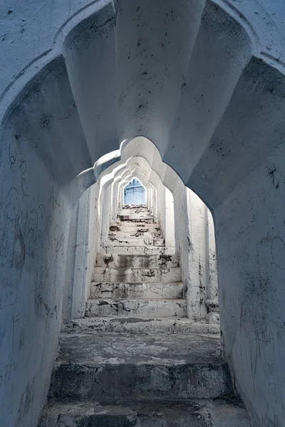 Escaleras dentro de la región de Hsinbyume Pagoda Mingun Sagaing Myanmar — Foto de Stock