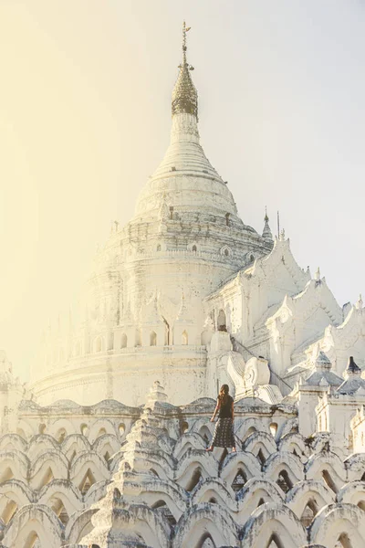 Hsinbyume Pagoda Mingun Sagaing Region Myanmar Joven Mujer Poses — Foto de Stock