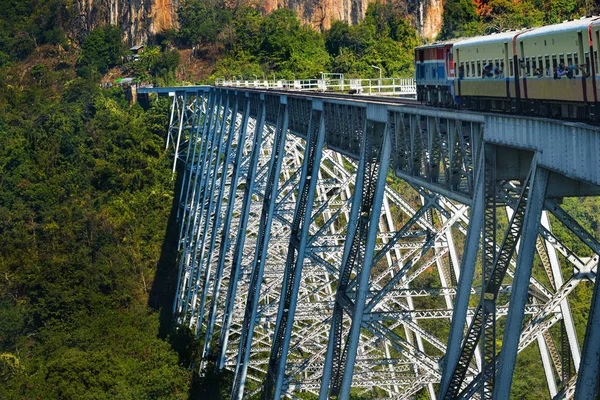 Vlak na viaduktu Goteik mezi Pyin Oo Lwin a — Stock fotografie