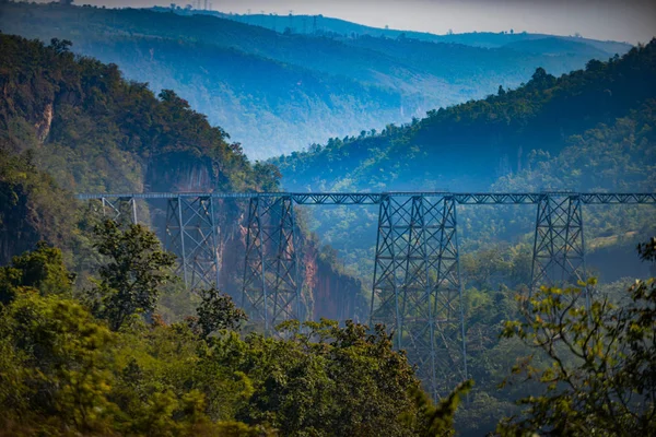 Goteik viadukt železniční kočár mezi Pyin Oo Lwin a Lashio - — Stock fotografie