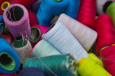 Rastgele renkli dikiş iplikleri yığını 