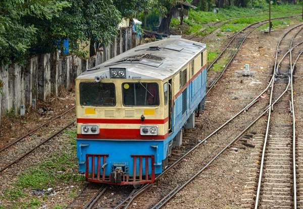 Antigua Locomotora Diesel Las Vías Del Ferrocarril Myanmar —  Fotos de Stock